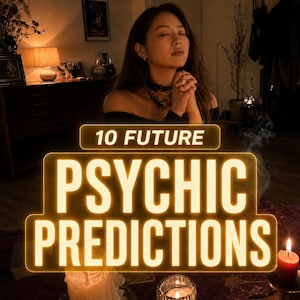 Può includere: Una grafica digitale con il testo SAME HOUR, VERY DETAILED, 10 FUTURE PSYCHIC PREDICTIONS e SEE WHAT TOMORROW IS HOLDING FOR YOU. L'immagine mostra una persona con gli occhi chiusi e le mani giunte, circondata da candele accese e fumo.