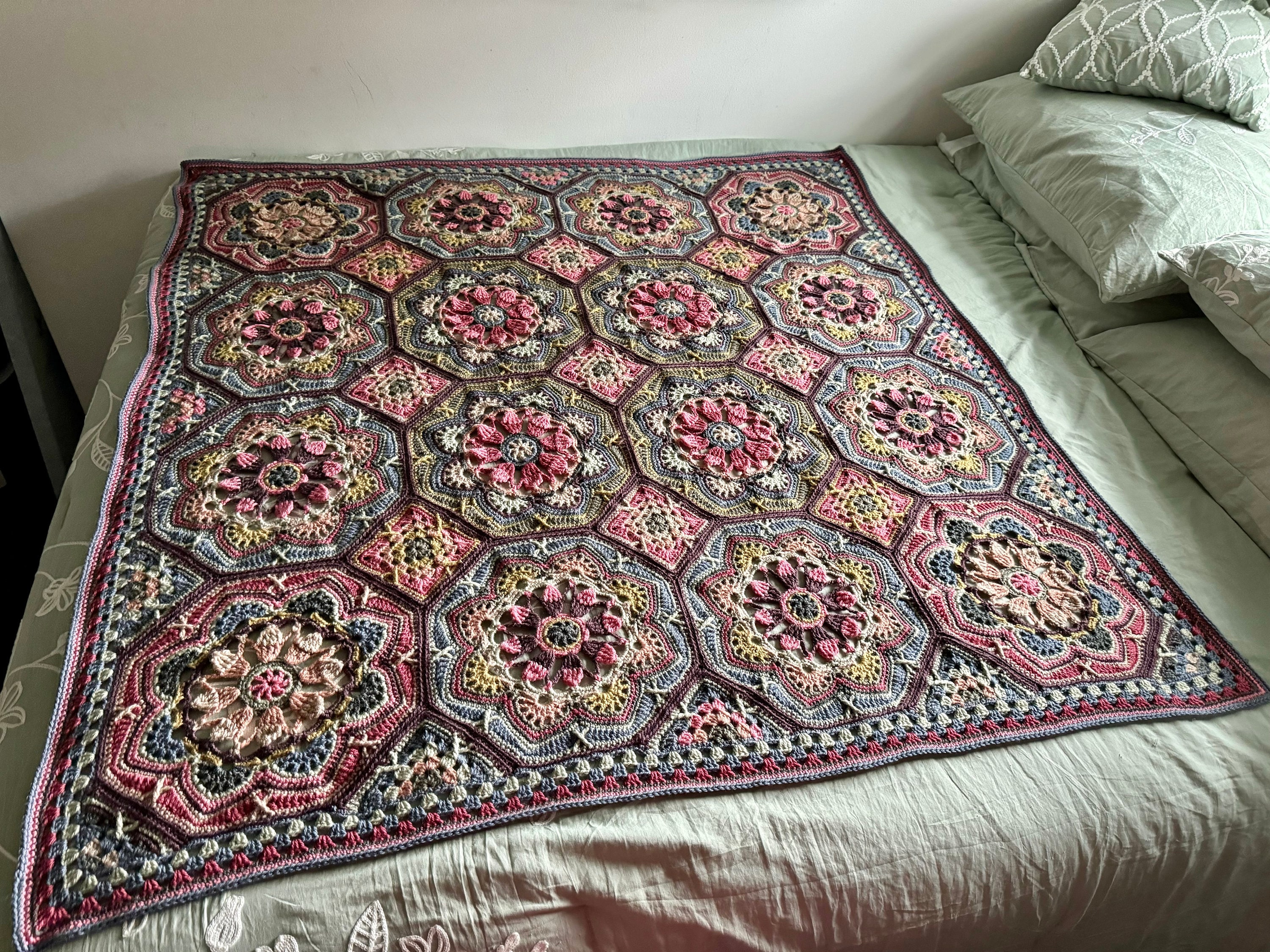 全建会『高級トルマリンシート入り・毛布』未使用品 花柄　とても暖かいです❤ Persian Tiles Floral Afghan Blanket Throw - Sandalwood - Made
