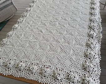 Manta afgana de ganchillo con rosas de encaje