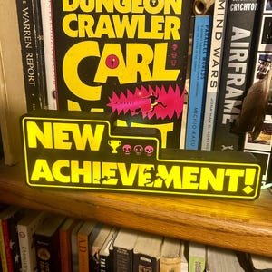 Dungeon Crawler Carl „Neue Errungenschaft“-LED-Schild | LitRPG-Gamer-Dekoration