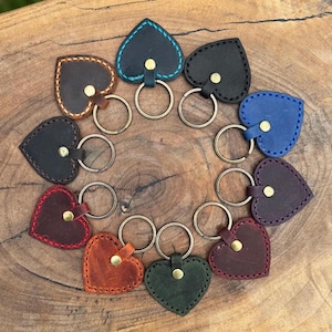 Sleutelhanger - gepersonaliseerde leren sleutelhanger - aangepast cadeau voor hem - Moederdagcadeau - jubileumcadeau - verjaardagscadeau - handgemaakt cadeau voor moeder