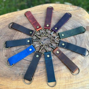 Porte-clés en cuir personnalisé - Porte-clés pivotant en cuir véritable fait main - Cadeau personnalisé gravé pour lui - Cadeau d'anniversaire - Cadeau d'anniversaire