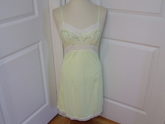 Lovely 1960/'s Pale Yellow Hollywood Vasserette Slip Dress
