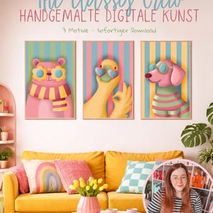 Könnte beinhalten: Drei gerahmte Kunstdrucke mit Cartoon-Tieren mit Sonnenbrillen und Schals, über einem gelben Sofa mit Kissen und einer Vase mit Tulpen. Die Drucke tragen die Aufschrift "The Classy Crew" und "Handgemalte Digitale Kunst".