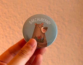 Spilla “Bear-Curious” con l'orso Basti – spilla da 6 cm