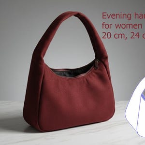 Peut inclure: Un sac à main de soirée bordeaux avec une anse incurvée et une fermeture éclair. Le sac est disponible en tailles 20 cm, 24 cm et 28 cm. L'image comprend également un patron de sac à main.