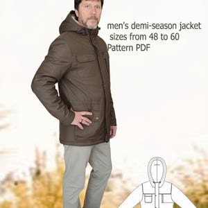 Peut inclure: Veste mi-saison marron avec capuche, portée par une personne. La veste a plusieurs poches et est associée à un pantalon et des chaussures gris. Le texte sur l'image indique : "men's demi-season jacket sizes from 48 to 60 Pattern PDF."