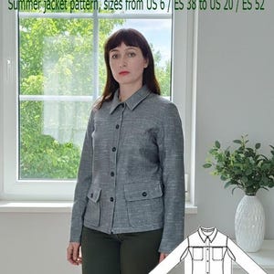 Op de afbeelding: Een vrouw draagt een grijze zomerjas met knoopsluiting en twee voorzakken. De afbeelding toont een naaipatroon voor de jas, met maten van US 6 / ES 38 tot US 20 / ES 52. De tekst "Summer jacket pattern, sizes from US 6 / ES 38 to US 20 / ES 52" is zichtbaar.