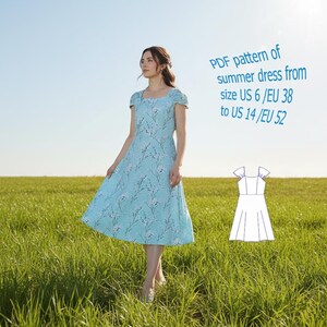 Puede incluir: Un vestido de verano azul claro con un estampado floral, usado por una persona en un campo de hierba verde. El vestido tiene un escote cuadrado y mangas cortas. El texto en la imagen dice: "PDF pattern of summer dress from size US 6/EU 38 to US 14/EU 52."