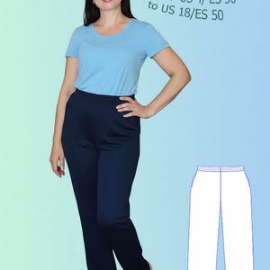 Op de afbeelding: Een vrouw draagt een lichtblauw t-shirt en een marineblauwe sportbroek. De afbeelding bevat een patroon voor een sportbroek, met tekst die maten van US 4/ ES 36 tot US 18/ES 50 aangeeft.