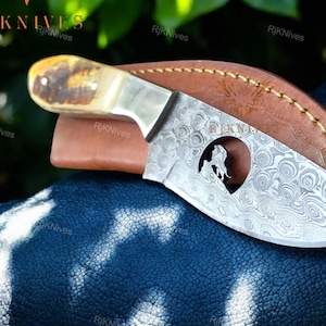 Coltello da scuoiatore in acciaio di Damasco: lama a forma di leone e impugnatura in corno di montone