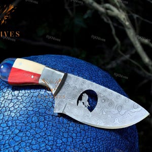 Coltello Skinner in acciaio Damasco: impugnatura con bandiera del Texas, lama con intaglio di leone