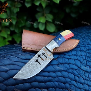 Coltello Skinner in acciaio Damasco: impugnatura con bandiera del Texas, lama con crocifisso