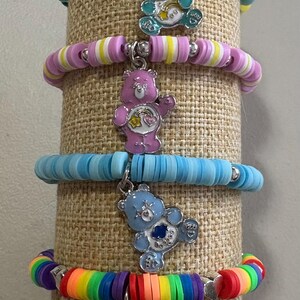 Set di braccialetti di perline di argilla color marrone e neutro con