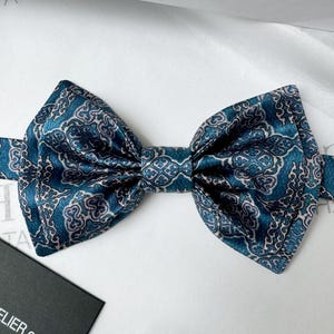 Pajarita de seda italiana 100 % hecha a mano, con estampado oriental azul, accesorio de lujo para hombre, regalo de boda o aniversario, ropa formal elegante, pajarita.