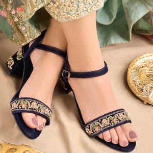 Tacones de terciopelo azul marino bordados: zapatos de fiesta pakistaníes e indios