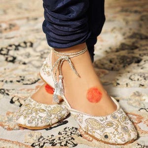 Jutti de novia color marfil para mujer: Zapatos de boda bordados - Conjunto de jutti y clutch