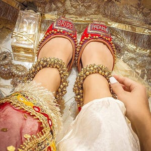 Jutti nupciales hechos a mano: zapatos de boda bordados, bailarinas personalizables