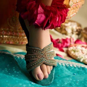 Sandalias planas bordadas en verde hechas a mano para mujer / Sandalias tradicionales sin cordones con cuentas / Calzado étnico para bodas y festividades
