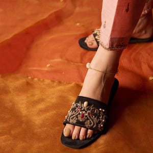 Bailarinas nupciales de terciopelo negro bordadas: Zapatos de boda Khussa indios y pakistaníes