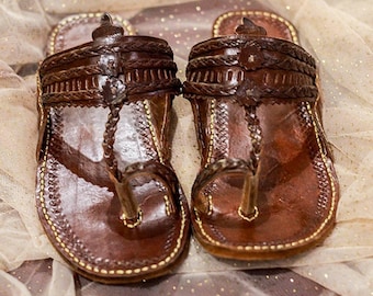 女性用ハンドメイドレザーコルハプリサンダル：インド民族調フラットシューズ、パッド入りソール