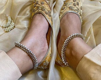 Jutti dorado bordado a mano: Zapatos planos tradicionales de boda indios
