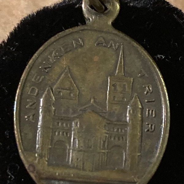 Antique 1933 Brass Andenken An Trier An Durchaus Gewebt Derock War Aber Ohne Naht Jesus Holy Tunic Medal Charm Pendant Medallion