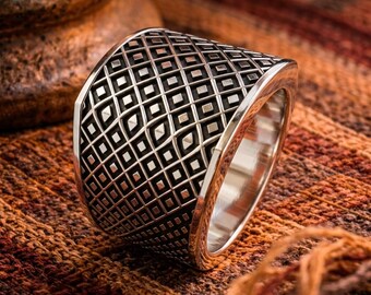 モダンな幾何学模様の格子模様のリング - エスニックジュエリー、チャンキーなテクスチャのグリッドバンド