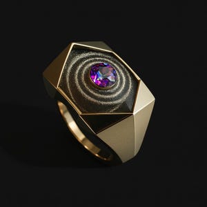 Op de afbeelding: Een gouden ring met een geometrisch ontwerp en een paarse edelsteen in het midden. De ring heeft een getextureerd oppervlak en een zwarte achtergrond.