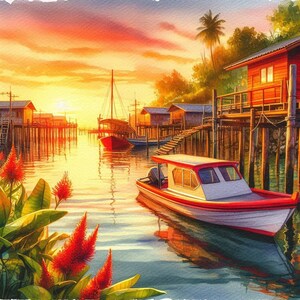 Op de afbeelding: Een rode en witte boot met een kajuit ligt voor anker in een kalm water bij zonsondergang. De boot ligt voor een rij houten huizen op palen. De huizen zijn geschilderd in tinten bruin en wit. De lucht is fel oranje en roze.