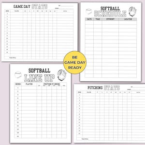 Op de afbeelding: Er worden vier afdrukbare softball-thema-vellen getoond. De vellen bevatten een wedstrijdstatistiekenblad, een softball-opstellingsblad, een softball-roosterblad en een pitching-statistiekenblad. De vellen zijn zwart-wit met een lichtpaarse achtergrond.