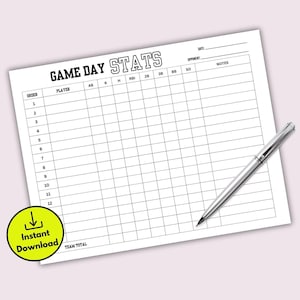 Puede incluir: Una hoja blanca de estadísticas del día del juego con líneas de cuadrícula y texto en negro, incluyendo "GAME DAY STATS" en la parte superior. Un bolígrafo plateado descansa sobre la hoja. Un círculo amarillo con el texto "Descarga instantánea" está en la parte inferior izquierda.