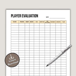 Może przedstawiać: Biała kartka papieru z tytułem "PLAYER EVALUATION" i siatką do rejestrowania danych graczy. Siatka zawiera kolumny dla pozycji, wzrostu, wagi, prędkości i innych metryk. Srebrny długopis spoczywa na papierze, a okrągła grafika "Instant Download" znajduje się po lewej stronie.