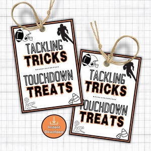 Könnte beinhalten: Zwei rechteckige weiße Geschenkanhänger mit orangefarbenen und schwarzen Rändern, jeweils mit einer braunen Kordelschlaufe. Der Text lautet TACKLING TRICKS und TOUCHDOWN TREATS in Schwarz und Orange. Grafiken zeigen einen Footballhelm, einen Spieler und Süßigkeiten.