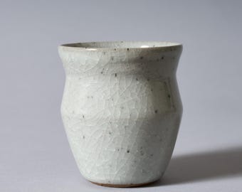 Taza de cerámica de gres hecha a mano para yerba mate / chimarrão cuia, color gris pálido celadón con esmalte craquelado en forma de copo de nieve.