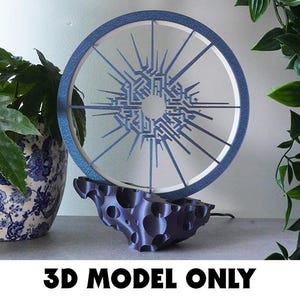 Può includere: Un oggetto decorativo circolare blu e bianco con un complesso design geometrico. L'oggetto è montato su una base strutturata blu scuro. Il testo "3D MODEL ONLY" è in basso nell'immagine.