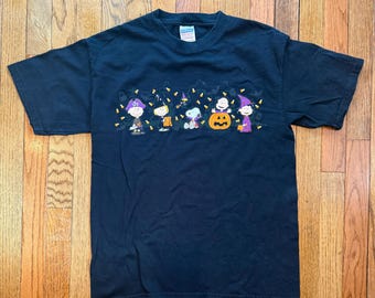 Vintage Peanuts Halloween T-Shirt – Snoopy & Friends Trick or Treat Tee (Medium)