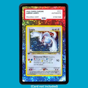 Showcase your Lugia 9/111 with a premium extended art display case designed for graded Pokémon cards. This collectible display combines hand-drawn extended artwork, a magnetic aluminum case, and UV-protective tempered glass to help protect and