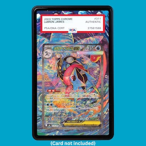 Könnte beinhalten: Eine PSA-zertifizierte Sammelkarte in einem schwarzen Kunststoffgehäuse. Das Etikett zeigt 2003 TOPPS CHROME LEBRON JAMES #311 AUTHENTIC PSA/DNA CERT 27581588. Die Karte zeigt eine bunte, illustrierte Figur mit japanischem Text und der Zahl 350.