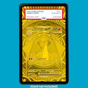 Puede incluir: Una tarjeta coleccionable graduada por PSA que presenta una tarjeta 2003 Topps Chrome LeBron James con el número de certificación PSA/DNA 27581588. El estuche contiene una tarjeta dorada Mega Charizard Y EX con 360 HP y el texto de ataque Explosion Y.