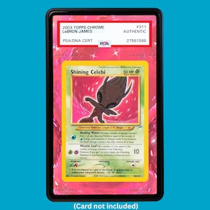Showcase your Shining Celebi 106/105 with a premium extended art display case designed for graded Pokémon cards. This collectible display combines hand-drawn extended artwork, a magnetic aluminum case, and UV-protective tempered glass to help