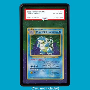 Showcase your Blastoise 2/102 with a premium extended art display case designed for graded Pokémon cards. This collectible display combines hand-drawn extended artwork, a magnetic aluminum case, and UV-protective tempered glass to help protect and