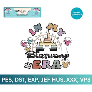 Könnte beinhalten: Ein digitales Design mit dem Text "I'm in my Birthday Era" in einem Retro-Stil. Das Design enthält ein Schloss, Mickey Mouse-Ballons und Sterne. Das Design enthält auch den Text "DISNEY STITCH studio".
