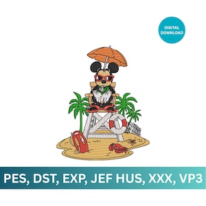 Op de afbeelding: Een geborduurd ontwerp met een cartoonmuis met een zonnebril, zittend in een strandwachtstoel onder een oranje parasol. Het ontwerp bevat een reddingsboei, palmbomen en een krab op een zandstrand. De woorden "DIGITALE DOWNLOAD" staan in een blauwe cirkel.