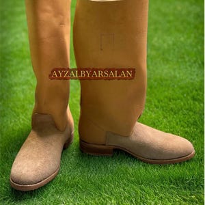 Bota de piel natural hecha a mano con clavos y placa de talón