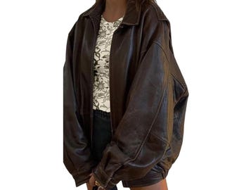 Chaqueta bomber de cuero marrón Y2K de estilo vintage de los años 90 hecha a mano y de corte recto de gran tamaño para mujer