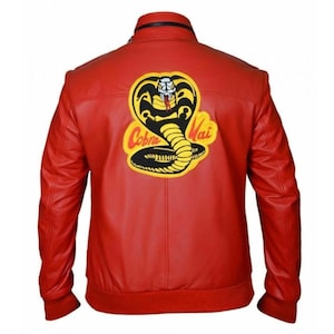 Può includere: Giacca di pelle rossa con un logo Cobra Kai giallo e nero sul retro.
