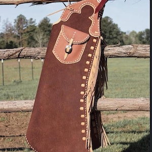 Handgjorda chaps i mocka med krämfärgade fransar: Western Rodeo Wear