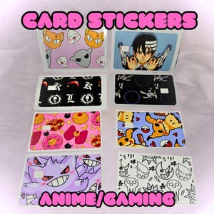 Op de afbeelding: Een verzameling kaartstickers met anime- en gamingthema's. Ontwerpen omvatten stripfiguren, patronen en de tekst "CARD STICKERS" en "ANIME/GAMING". De stickers zijn in verschillende kleuren, waaronder roze, paars en zwart.