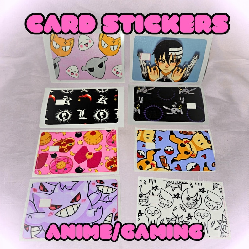 Op de afbeelding: Een verzameling kaartstickers met anime- en gamingthema's. Ontwerpen omvatten stripfiguren, patronen en de tekst "CARD STICKERS" en "ANIME/GAMING". De stickers zijn in verschillende kleuren, waaronder roze, paars en zwart.